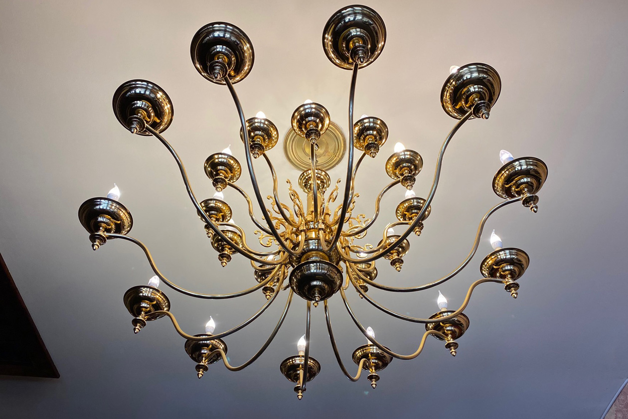 Lobby chandelier at the Ruebel Hotel